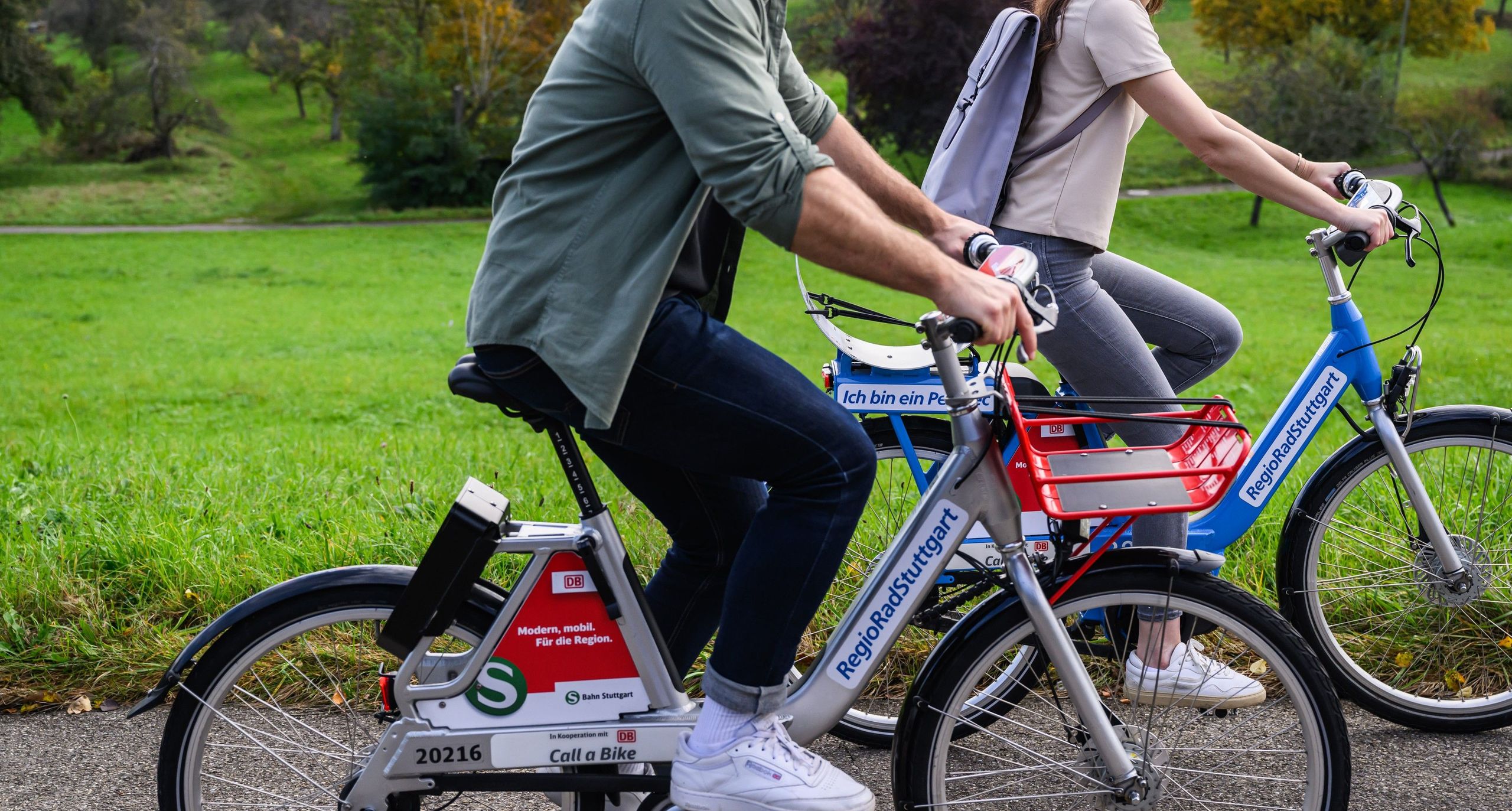 Freunde fahren mit einem RegioRadStuttgart neo und einem Pedelec