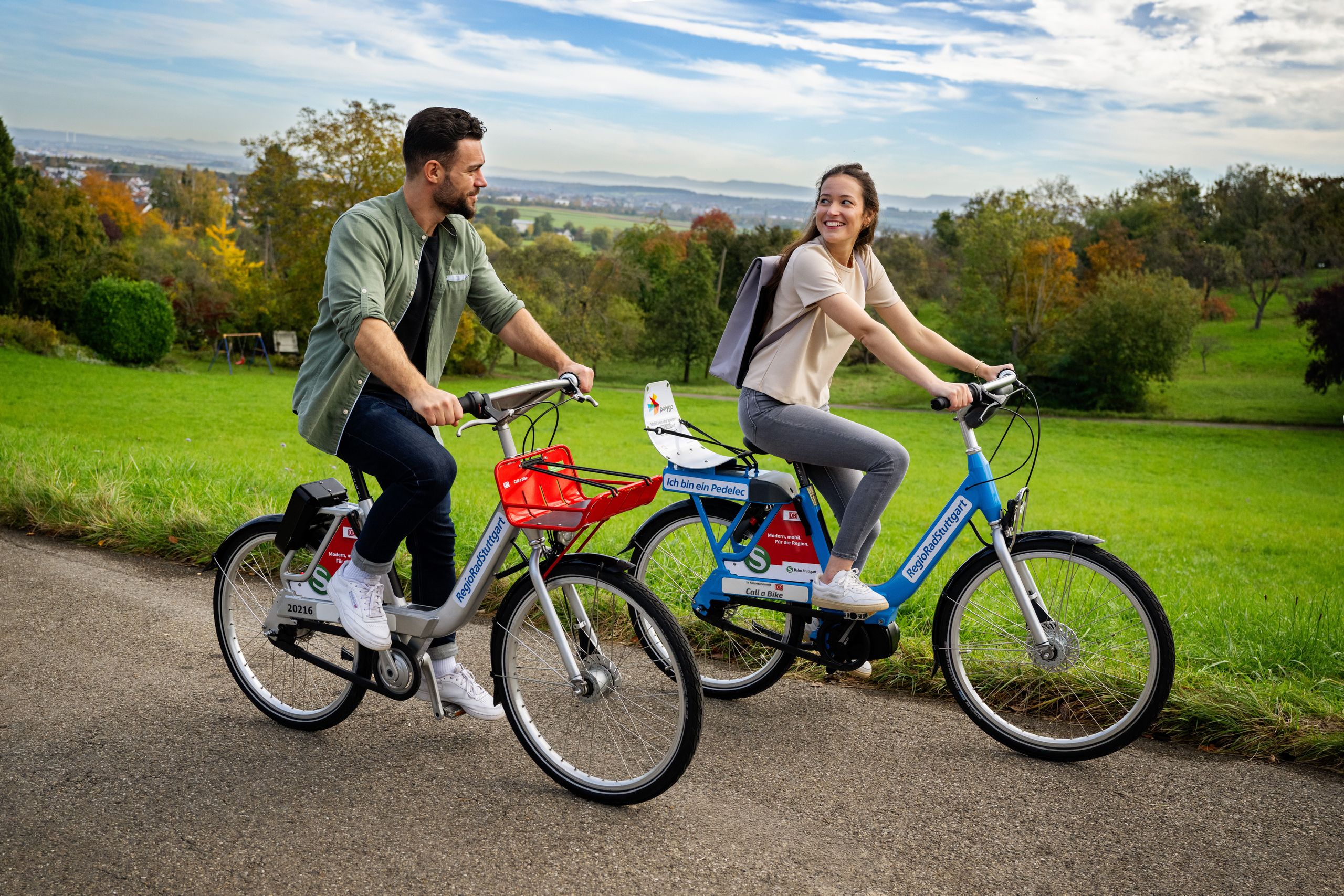 Freunde fahren mit einem RegioRadStuttgart neo und einem Pedelec durch Stuttgart