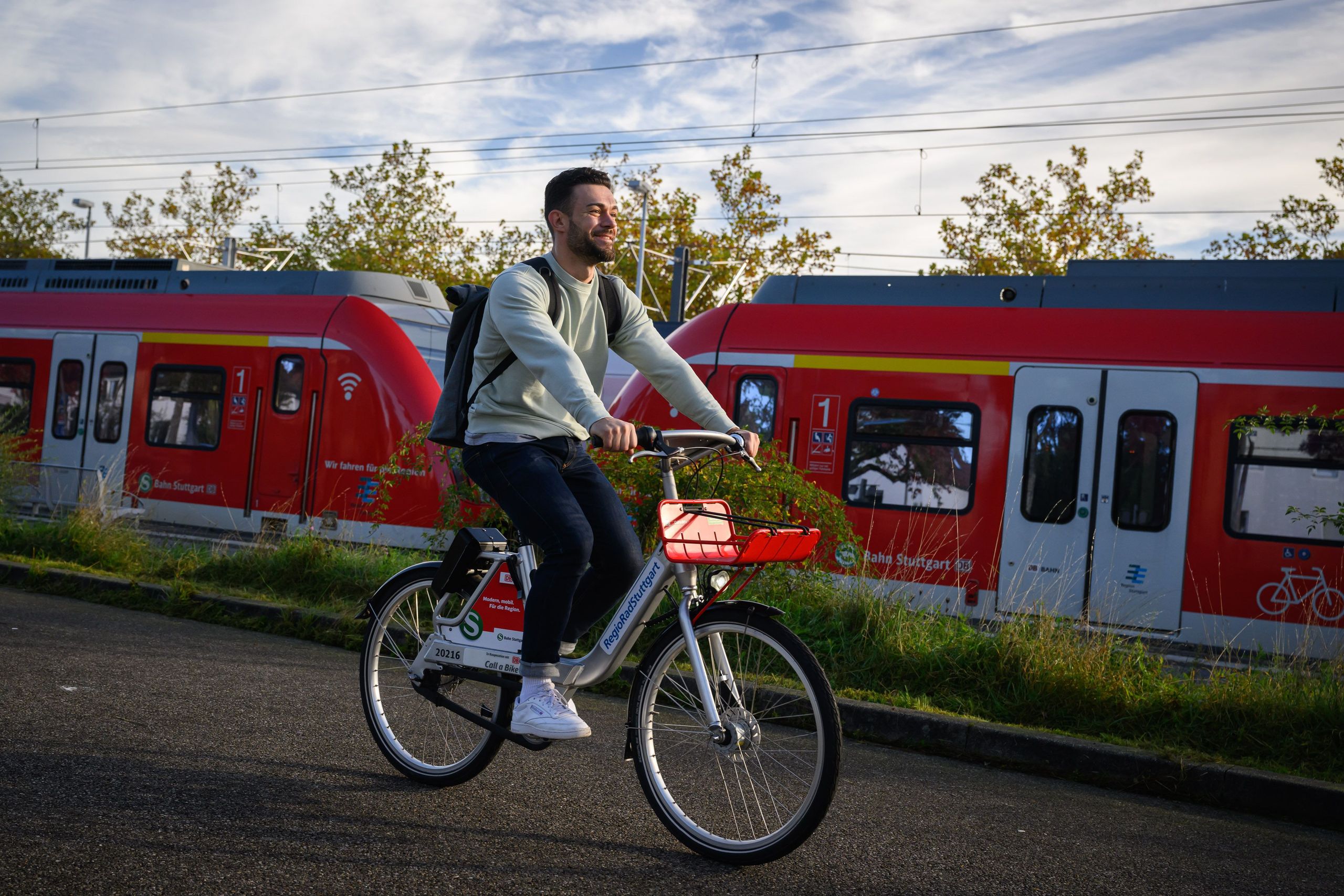 A man riding RegioRad neo