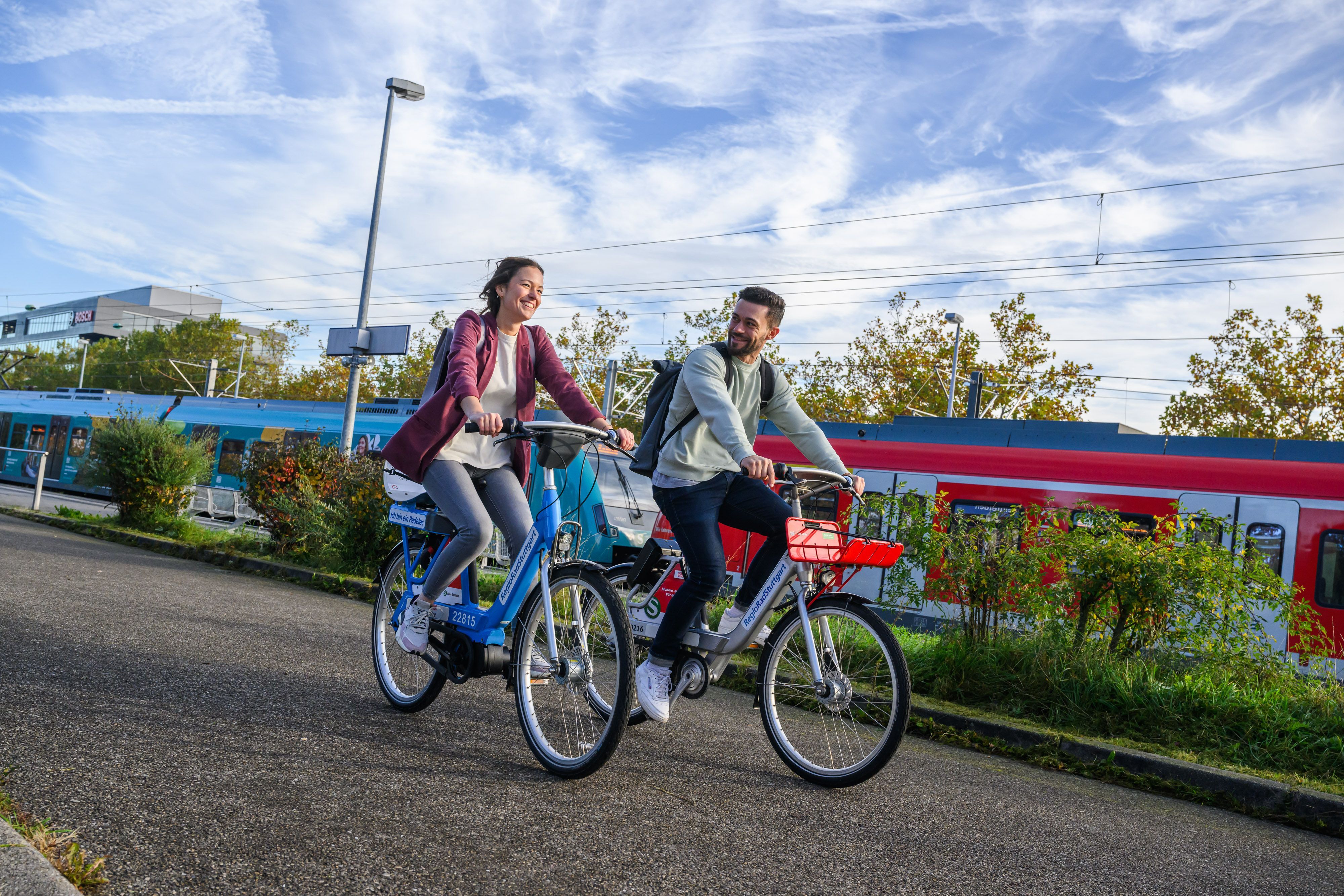 Freunde fahren mit einem RegioRadStuttgart neo und einem Pedelec durch Stuttgart